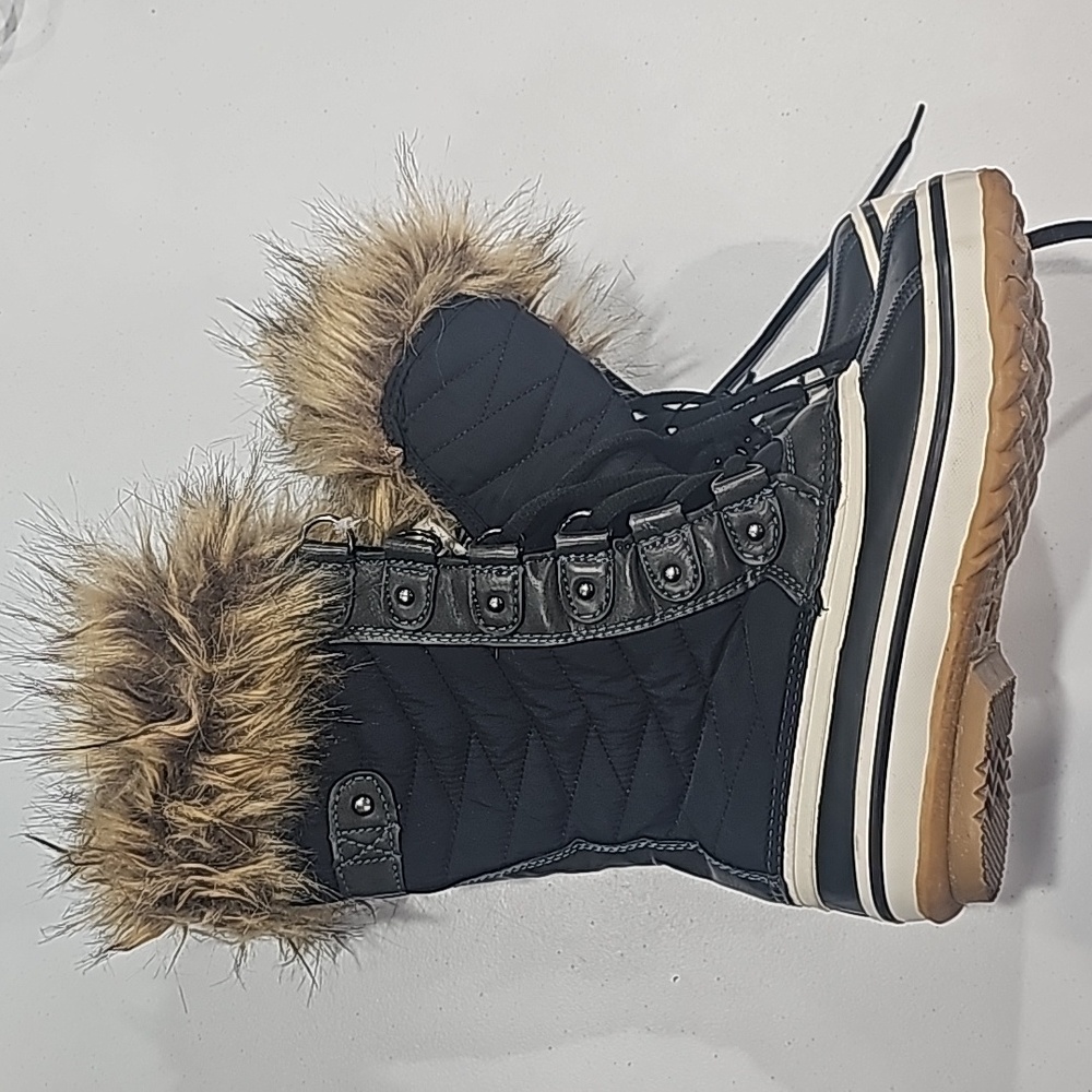 Winter boots sz 6 for women